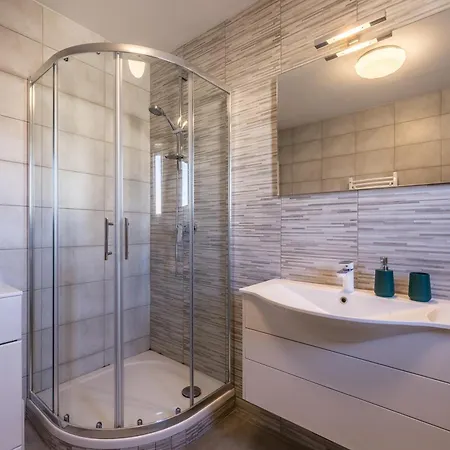 Apartament Sara *